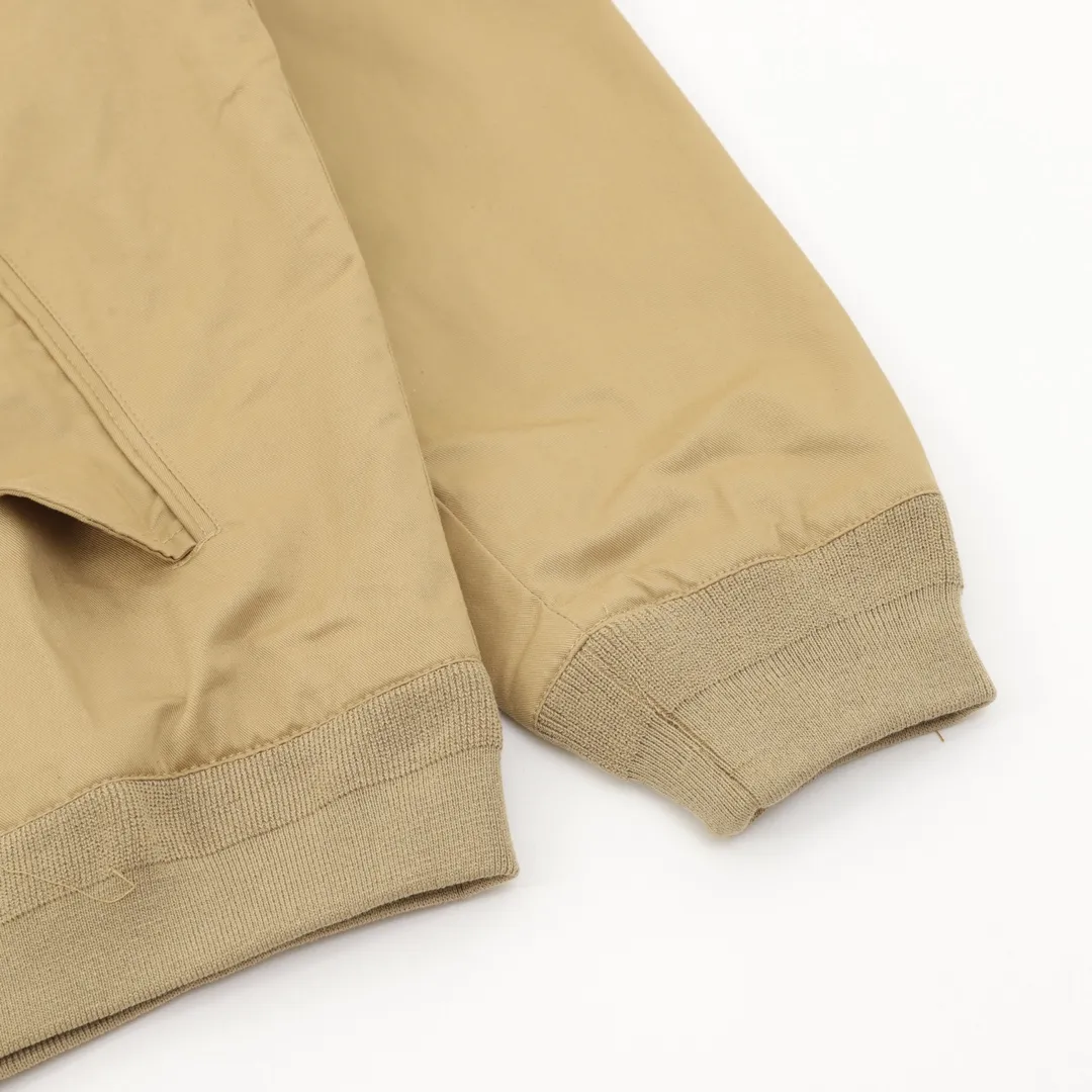 🅿️620 Ralph Lauren R23 White Lily Contract Men's Old Money Style Veteran Cadre Stand Collar Workwear Harrington Jacket Item No. RL12020 The fabric has a double-layer shin feel and is full of weight! It's not as heavy as a regular jacket, and the ordinary cotton material feels really different. This one is super comfortable, soft and stylish, and has a green plaid interior that has a retro movie fashion feel to it! The fit is loose but not baggy. The size is just right and not too picky. The dropped shoulder design modifies the shoulder shape without making it look bulky. This silhouette is a style that will never go out of style after being worn for a long time. The upper body is also very durable and recognizable. The loose and reasonable fit can be worn by both men and women, making it easy to create a clean and refreshing youthful look. The embroidery on the chest is all German Oman embroidery fiber with original data. The embroidery process is very particular. It uses Japanese Tajima machines to ensure exquisite three-dimensional embroidery. That is what I said is different from the ones on the market. Regarding the workmanship, the version is a loose version and can be used by boys and girls!! Color: Black Khaki Navy Size: M-XXL